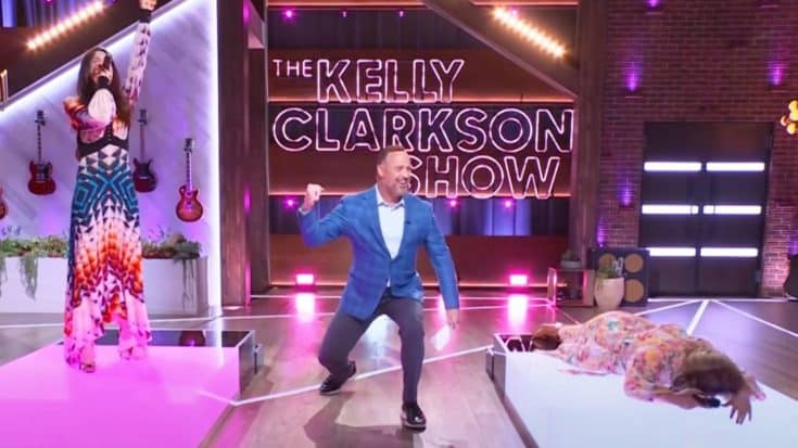 Kelly Clarkson Fails To Recognize Her Own Song – Falls Down In Embarrassment | Country Music Videos