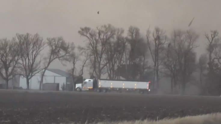 Semi Outruns Tornado Seconds Before Building Is Destroyed | Country Music Videos