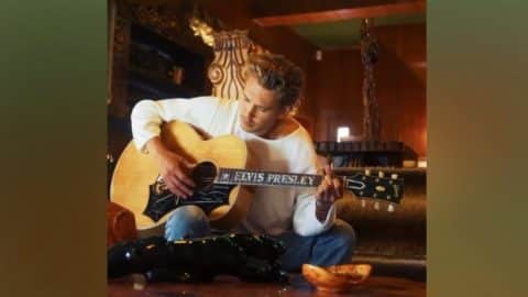 “Elvis” Actor Austin Butler Plays Elvis’ Guitar In Graceland’s “Jungle Room” | Country Music Videos