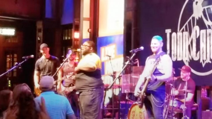 Bar Goes Wild When Security Guard Sings “Tennessee Whiskey” On Stage | Country Music Videos