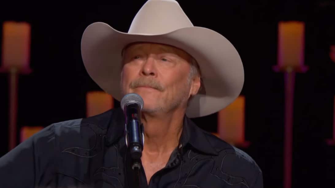 Alan Jackson Honors Loretta Lynn With Song He Wrote For His Mom’s Funeral | Country Music Videos