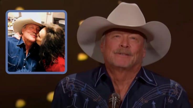 Alan Jackson Tears Up While Honoring Loretta Lynn During Speech | Country Music Videos