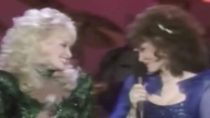 Dolly Parton Mourns “Sister” Loretta Lynn’s Passing | Country Music Videos