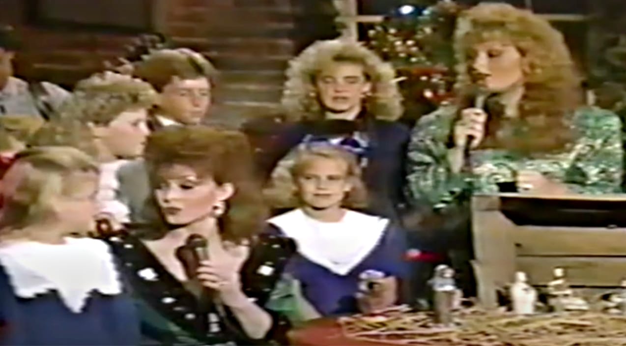 Children Join The Judds For “Away In A Manger” During 1987 Special | Country Music Videos