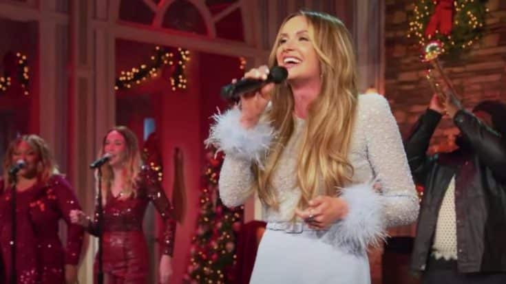 “Here Comes Santa Claus” Earns Cheerful Cover From Carly Pearce On “CMA Country Christmas” | Country Music Videos