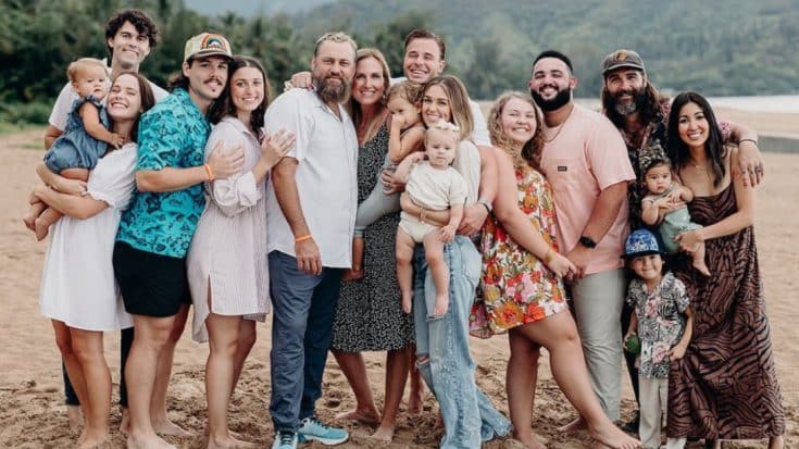 Willie & Korie Robertson Are ‘Adding Another Girl To The Family’ | Country Music Videos