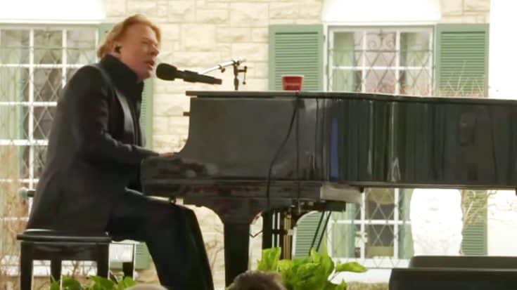 Axl Rose Delivers Touching Performance Of “November Rain” At Lisa Marie Presley’s Memorial Service | Country Music Videos