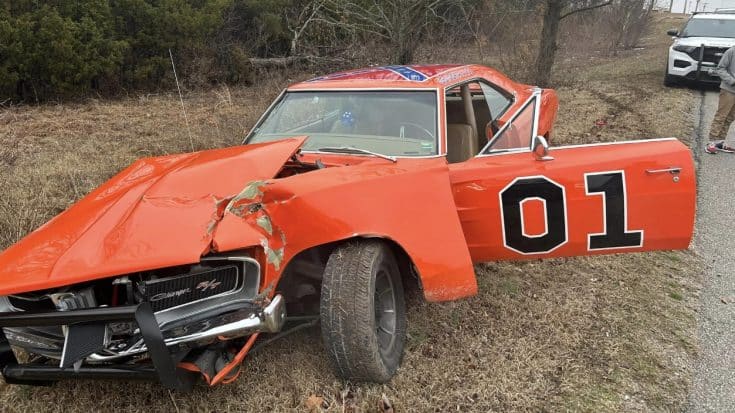 “Dukes Of Hazzard” Car Driven By Cast Members Has Been Totaled | Country Music Videos