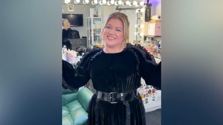 Kelly Clarkson Reveals News Fans Have Been Waiting To Hear | Country Music Videos