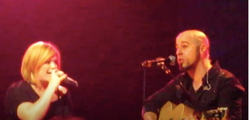 Kelly Clarkson sings "Fast Car" with Chris Daughtry in 2010