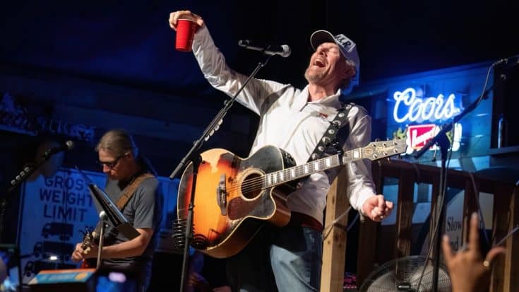 Toby Keith Sings “Should’ve Been a Cowboy” During Surprise Appearance | Country Music Videos