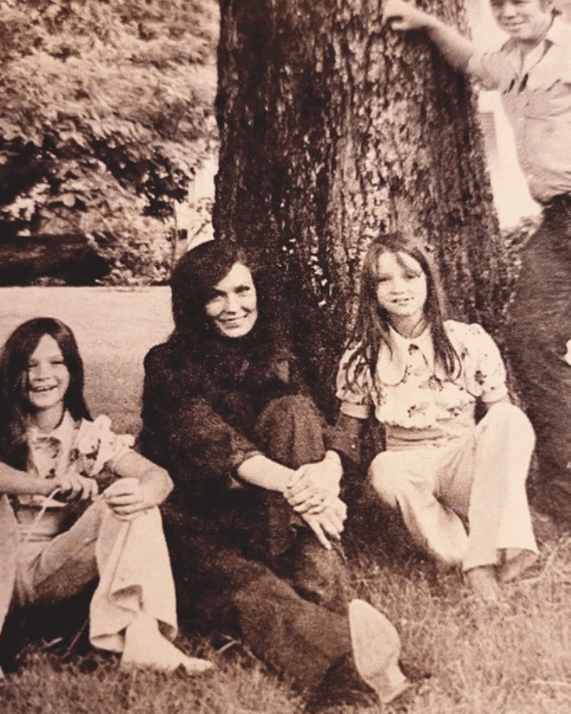 Loretta Lynn with her twin daughters Peggy and Patsy Lynn