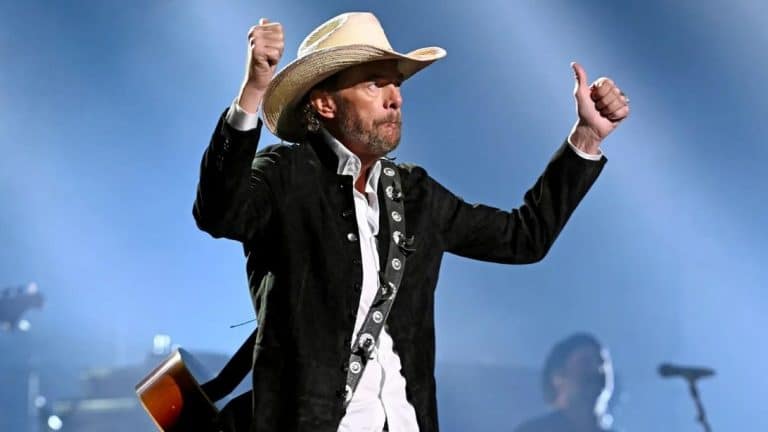 Toby Keith Makes Emotional Return To The Stage To Sing 