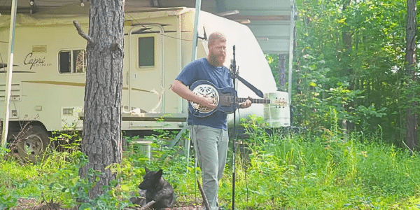 Photo of Oliver Anthony singing "Rich Mans Gold."