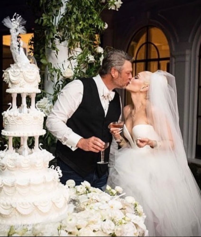Blake Shelton and Gwen Stefani kiss on their wedding day.