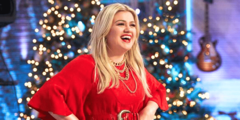 Kelly Clarkson Named As Host Of “Christmas In Rockefeller Center” TV Special | Country Music Videos