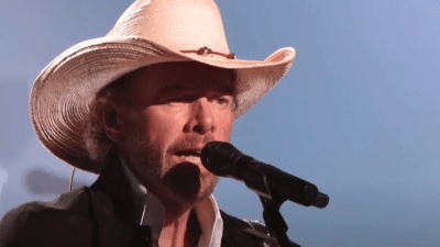 Toby Keith performs