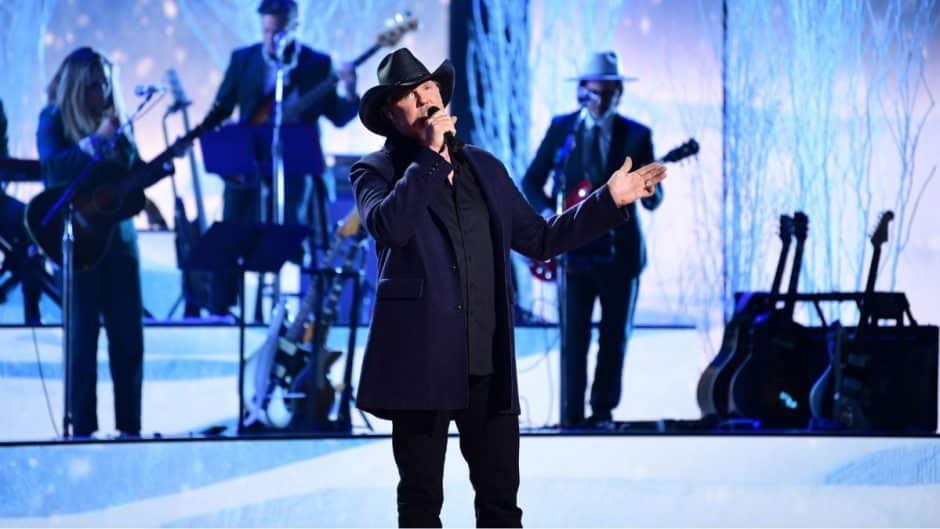 Trace Adkins Delivers Nostalgic Holiday Hits For 'Christmas At The Opry