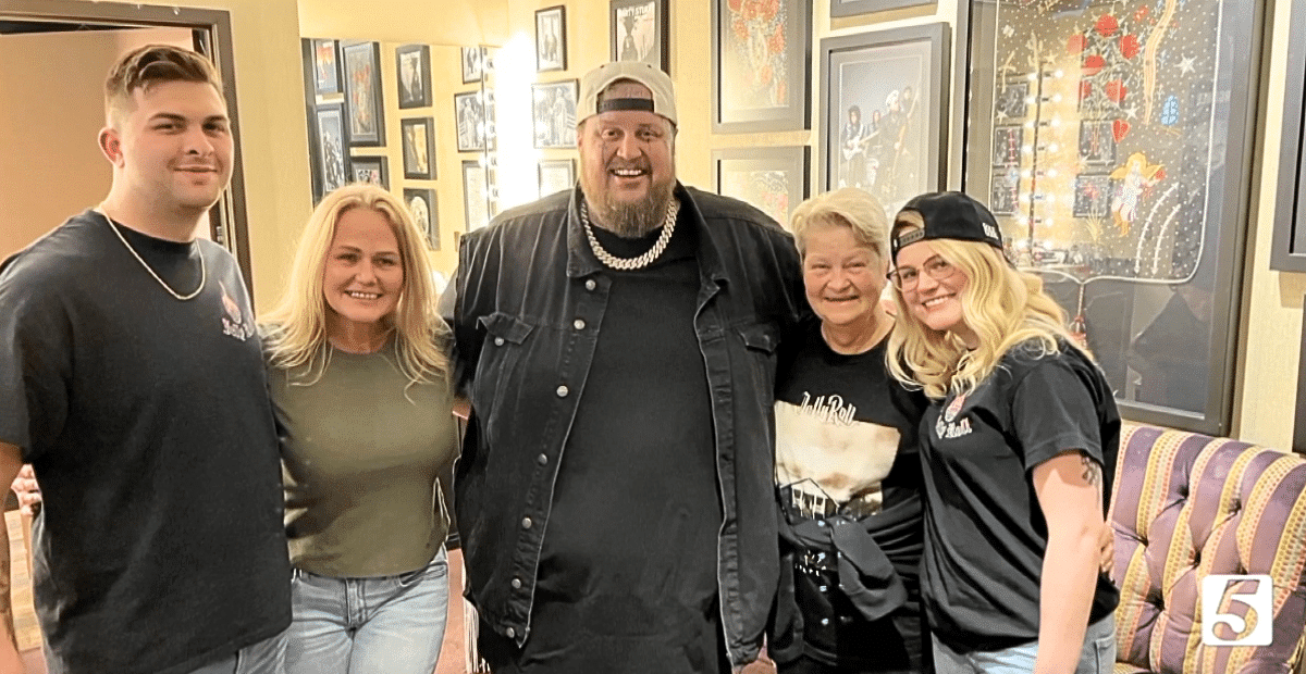 Jelly Roll poses with Sharon Brown's family.