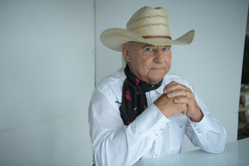 A professional/press photo of country singer Steve Anthony, who is releasing a new music video for his song "One Horse Town"