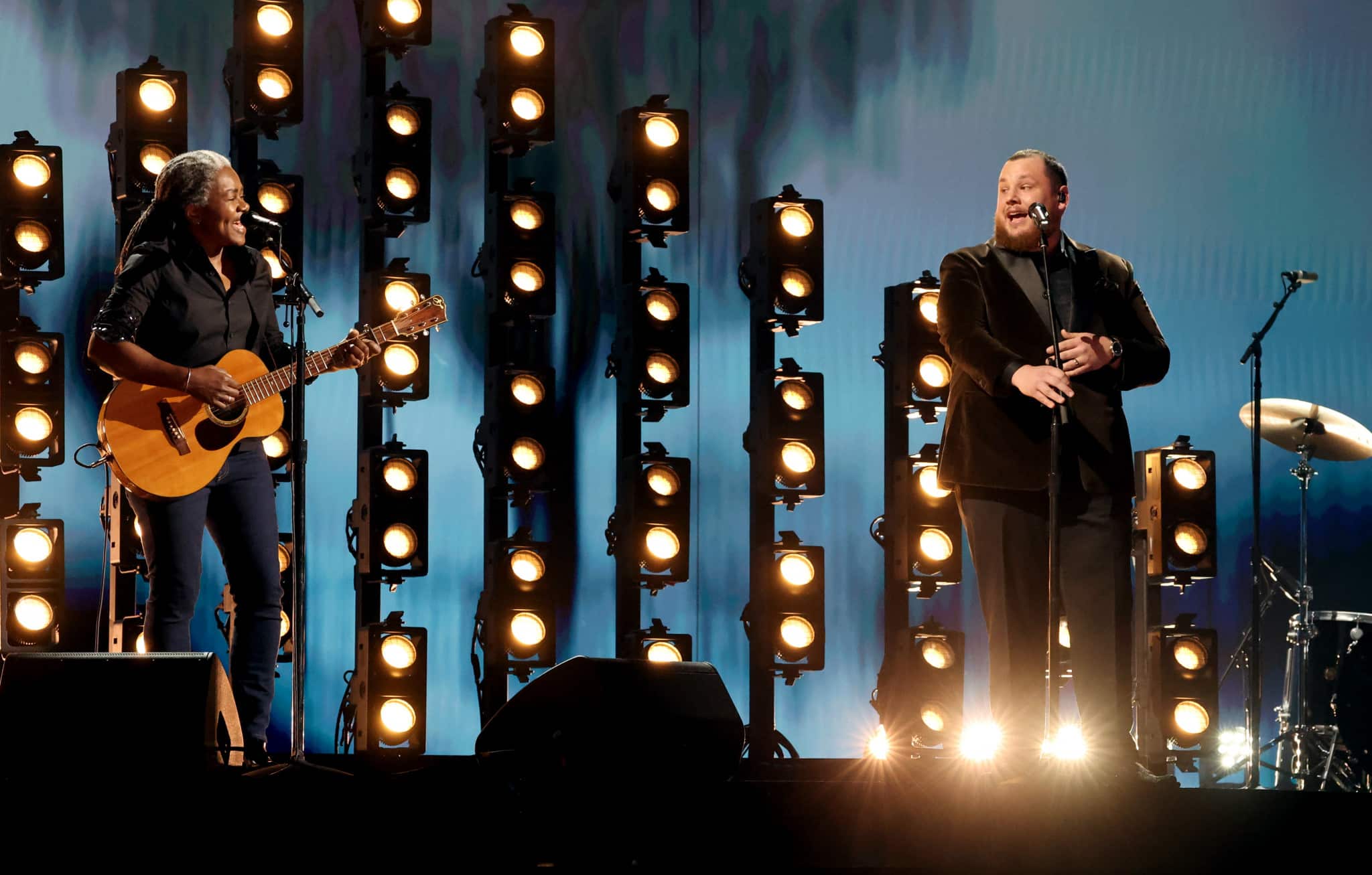 LOS ANGELES, CALIFORNIA - FEBRUARY 04: (L-R) Tracy Chapman and Luke Combs perform onstage during the 66th GRAMMY Awards at Crypto.com Arena on February 04, 2024 in Los Angeles, California. (Photo by Kevin Mazur/Getty Images for The Recording Academy)