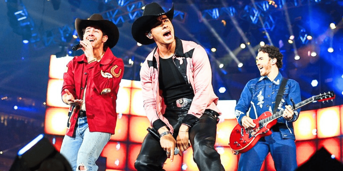 Jonas Brothers Surprise RODEOHOUSTON Crowd With Garth Brooks Cover