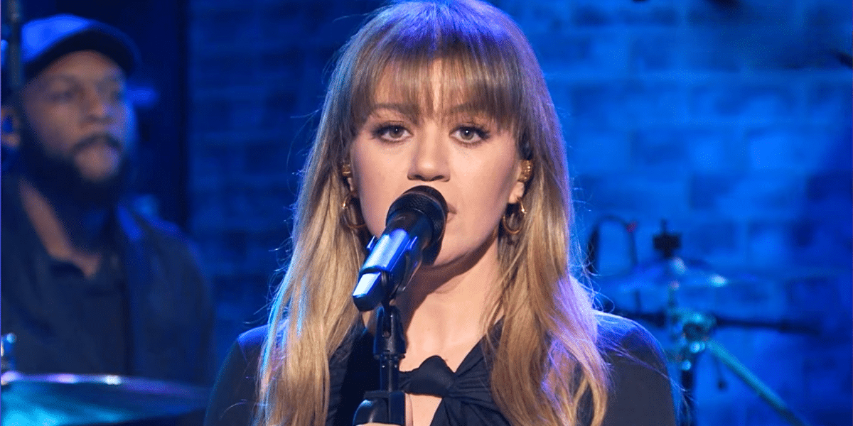 Kelly Clarkson Sings Powerful Cover Of The Judds' 