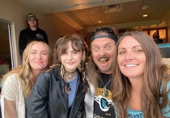 Johnny Van Zant with his daughters