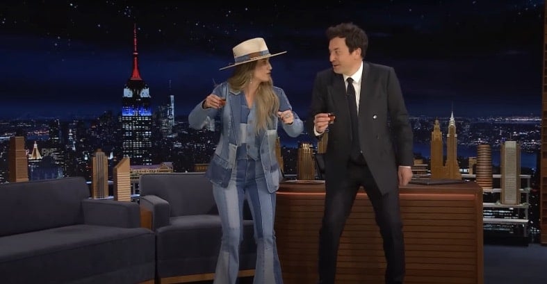 Lainey Wilson teaches Jimmy Fallon her hilarious pre-show ritual