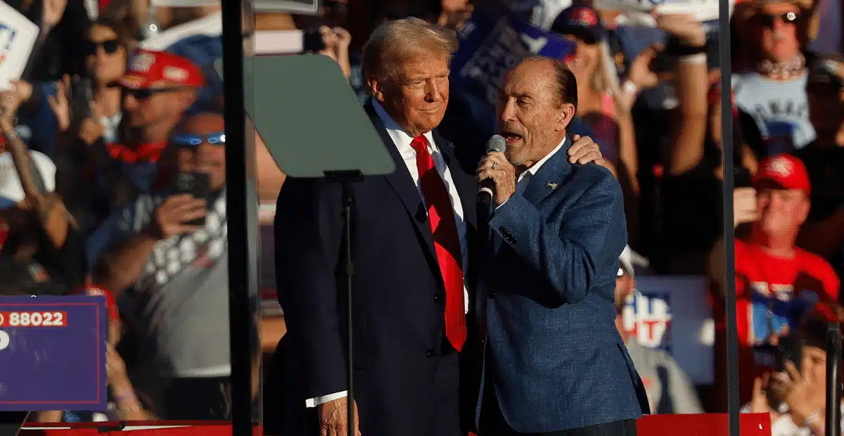 Lee Greenwood sings for Donald Trump