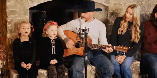 Cody Johnson sings "Silent Night" with this wife and daughters