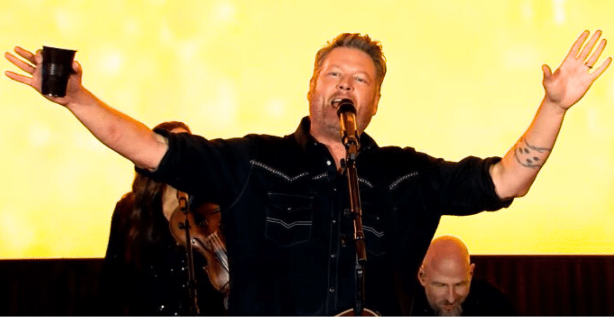 Blake Shelton sings "Pour Me a Drink" on New Year's Eve