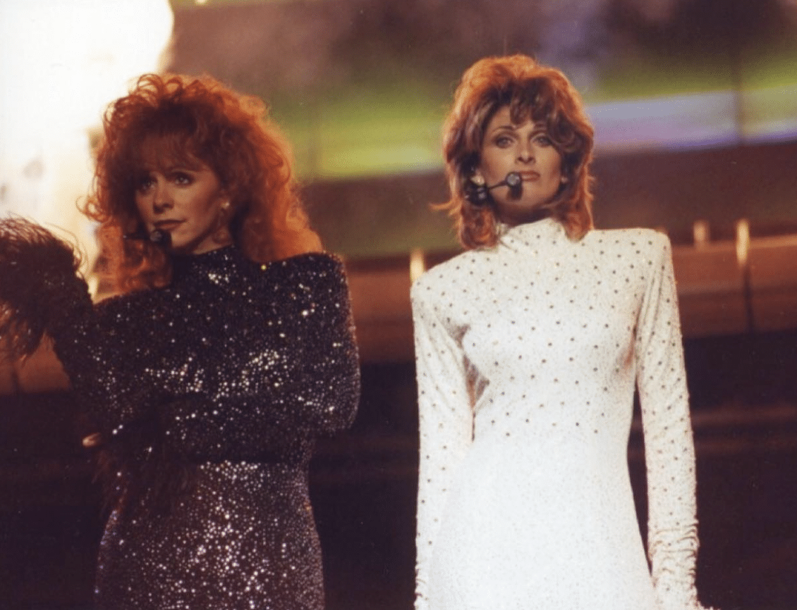 Reba McEntire and Linda Davis sing "Does He Love You" 