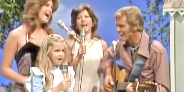 Jerry Reed joins his family in singing "This Little Light of Mine"