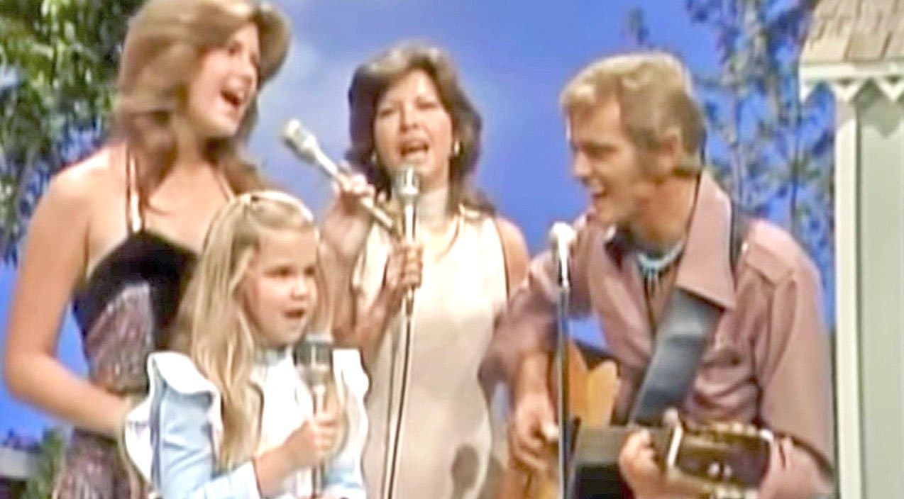 Jerry Reed joins his family in singing "This Little Light of Mine"