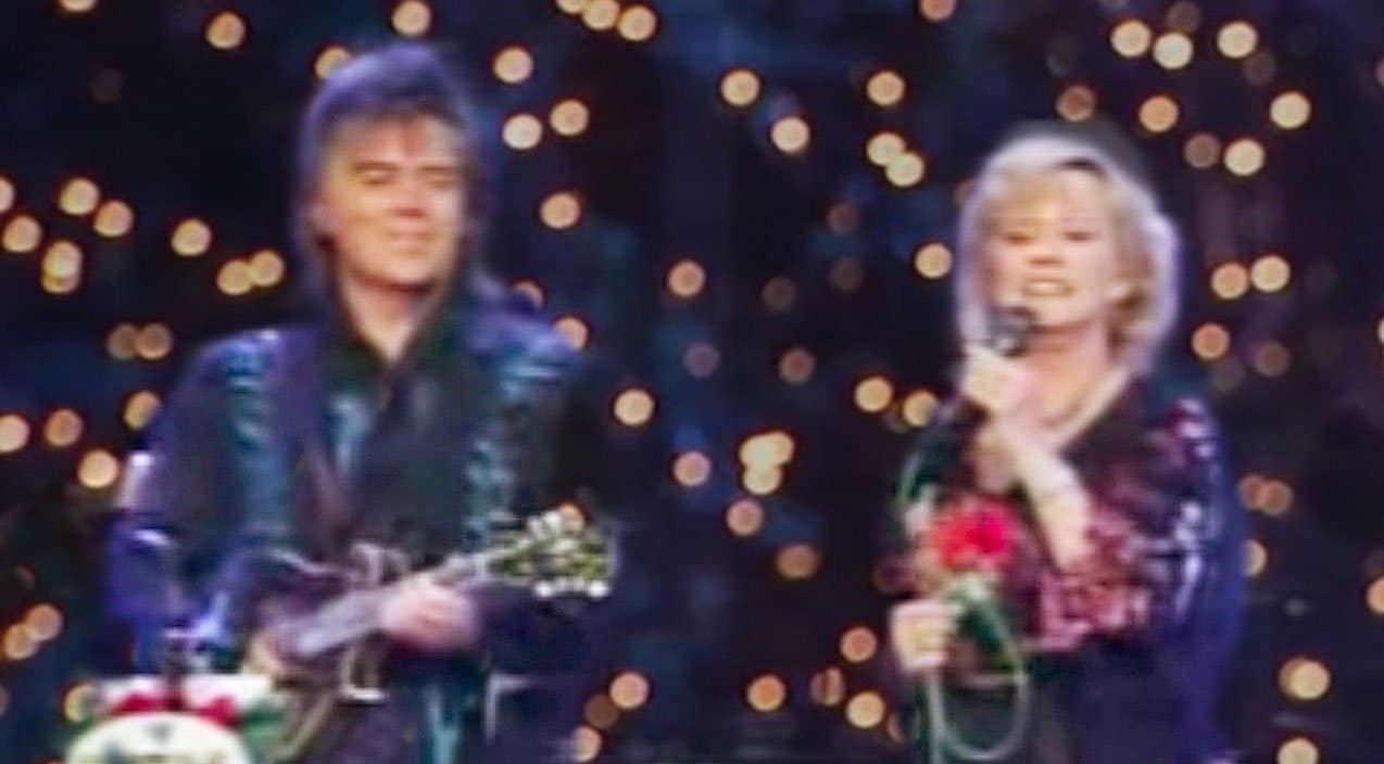 Marty Stuart and Connie Smith sing "Away in a Manger" at the Opry