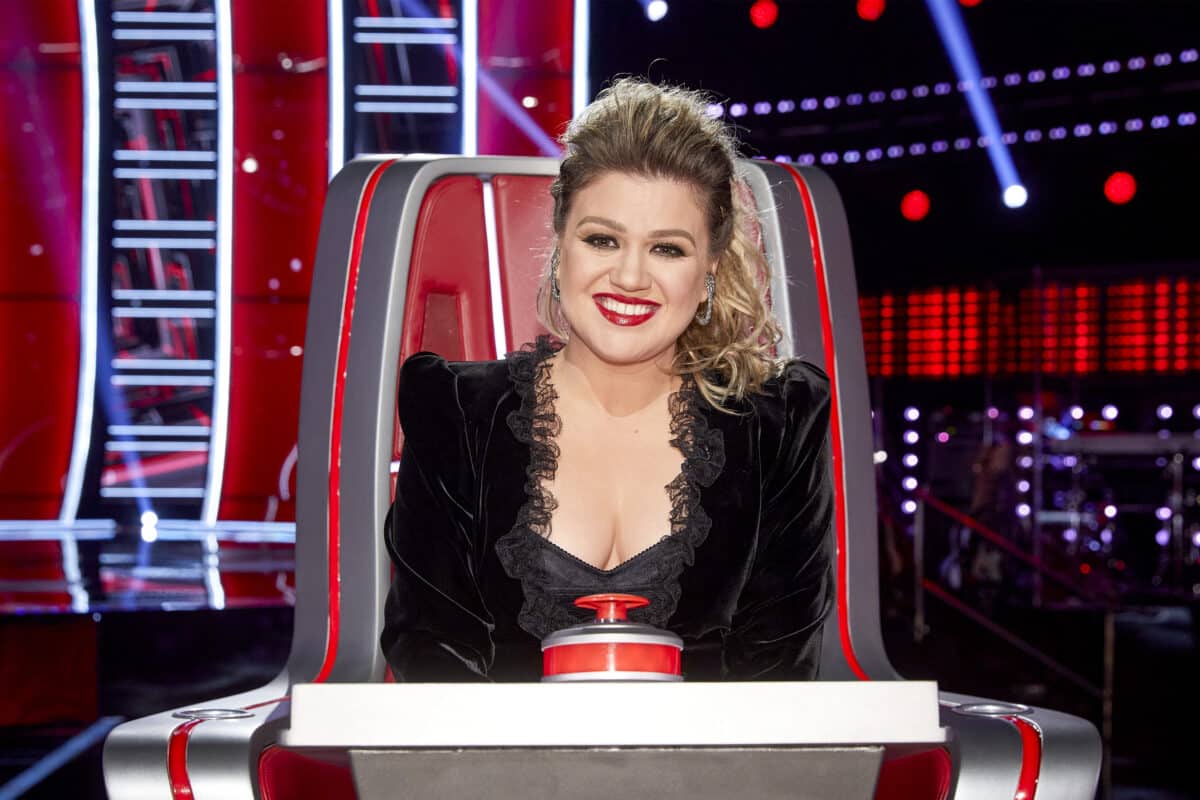 Kelly Clarkson returned to The Voice to perform for the Season 27 finale