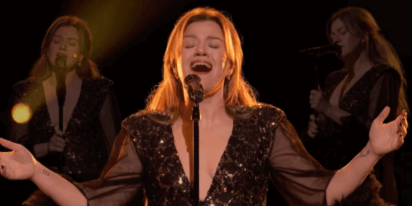 Kelly Clarkson sings on The Voice season finale