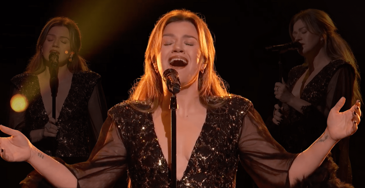 Kelly Clarkson sings on The Voice season finale