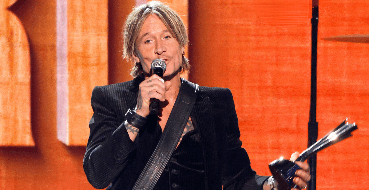 Keith Urban accepts Triple Crown honor at 2025 ACM Awards.