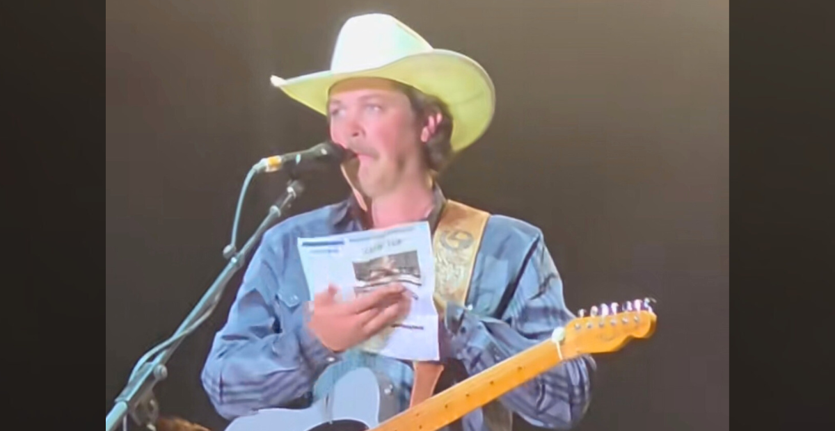 Zach Top's onstage gender reveal goes awry