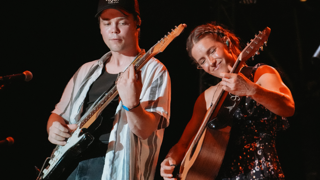 caroline jones and guitarist