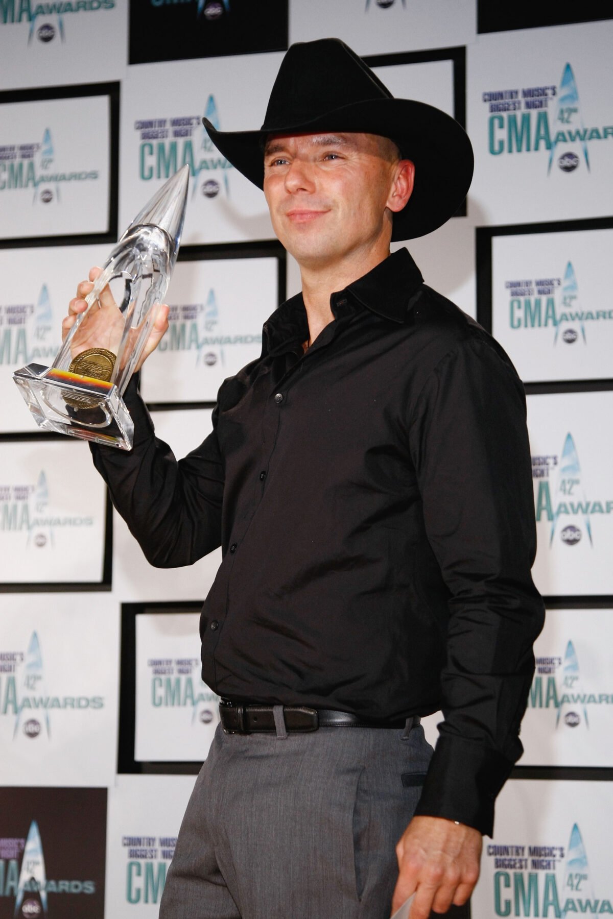 Kenny Chesney with trophy for CMA Entertainer of the Year in 2008