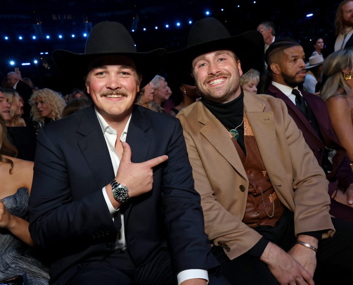 Zach Top gets a picture with Duck Hodges