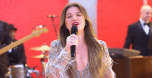 KELLY CLARKSON IGNITES CHRISTMAS FOOTBALL FEVER — Netflix Taps America