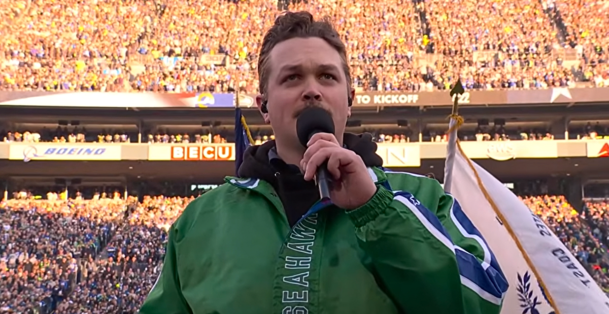 Zach Top sings the national anthem