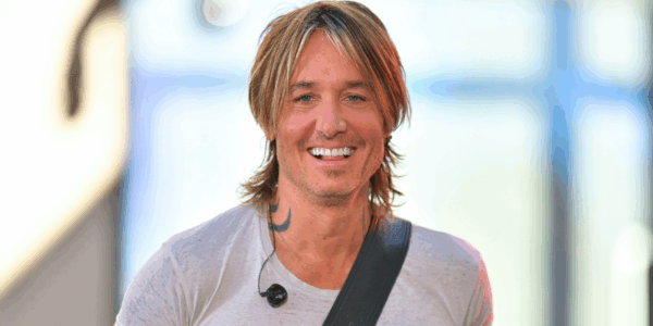 Keith Urban takes photos with fans
