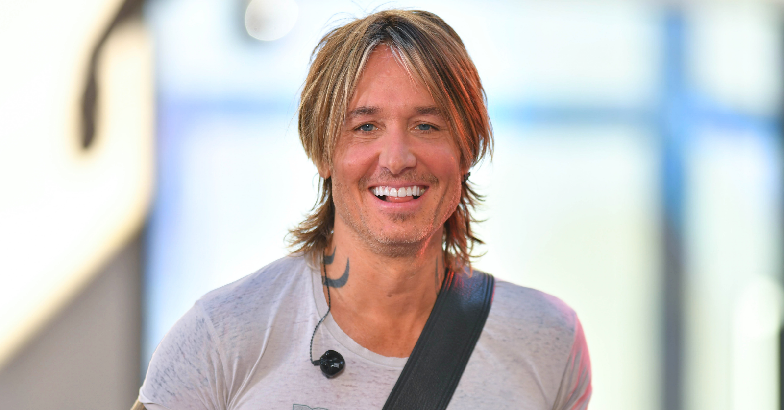 Keith Urban takes photos with fans