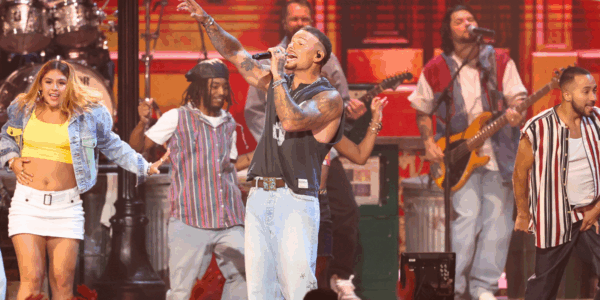 Kane Brown sings his brand-new single "Woman" to the ACM Awards
