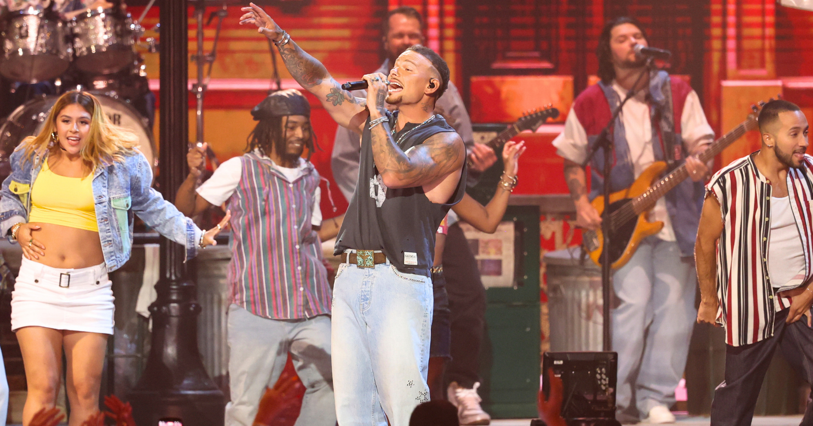 Kane Brown sings his brand-new single "Woman" to the ACM Awards